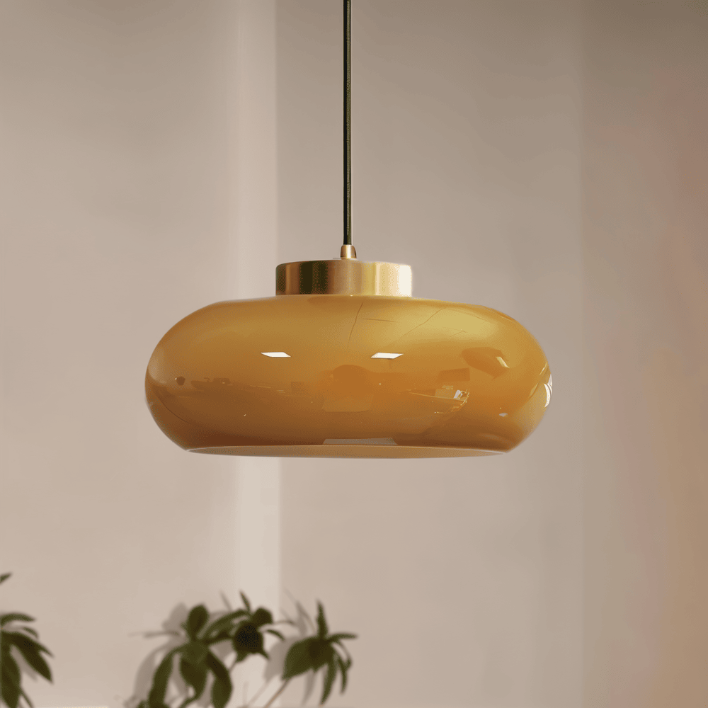 Retro Plafondlamp met Glazen Kap en Messing Afwerking voor een Warm Interieur