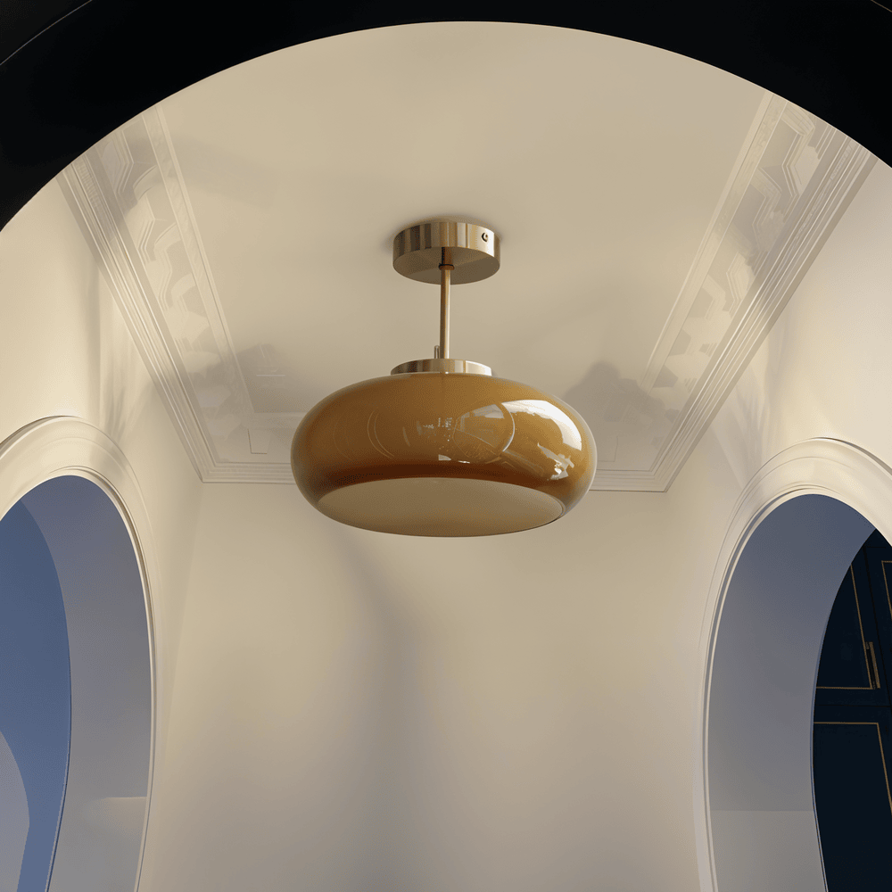Retro Plafondlamp met Glazen Kap en Messing Afwerking voor een Warm Interieur
