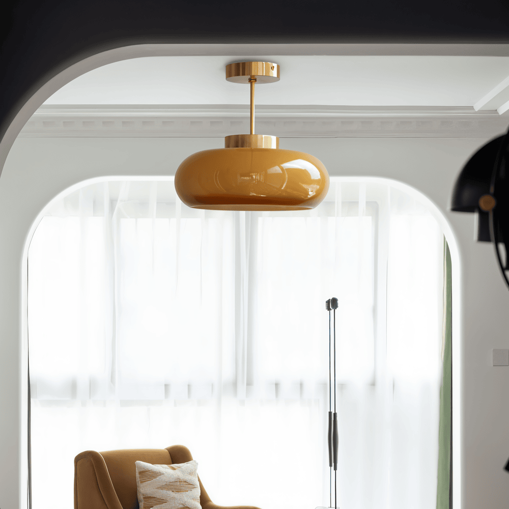 Retro Plafondlamp met Glazen Kap en Messing Afwerking voor een Warm Interieur