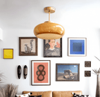 Retro Plafondlamp met Glazen Kap en Messing Afwerking voor een Warm Interieur