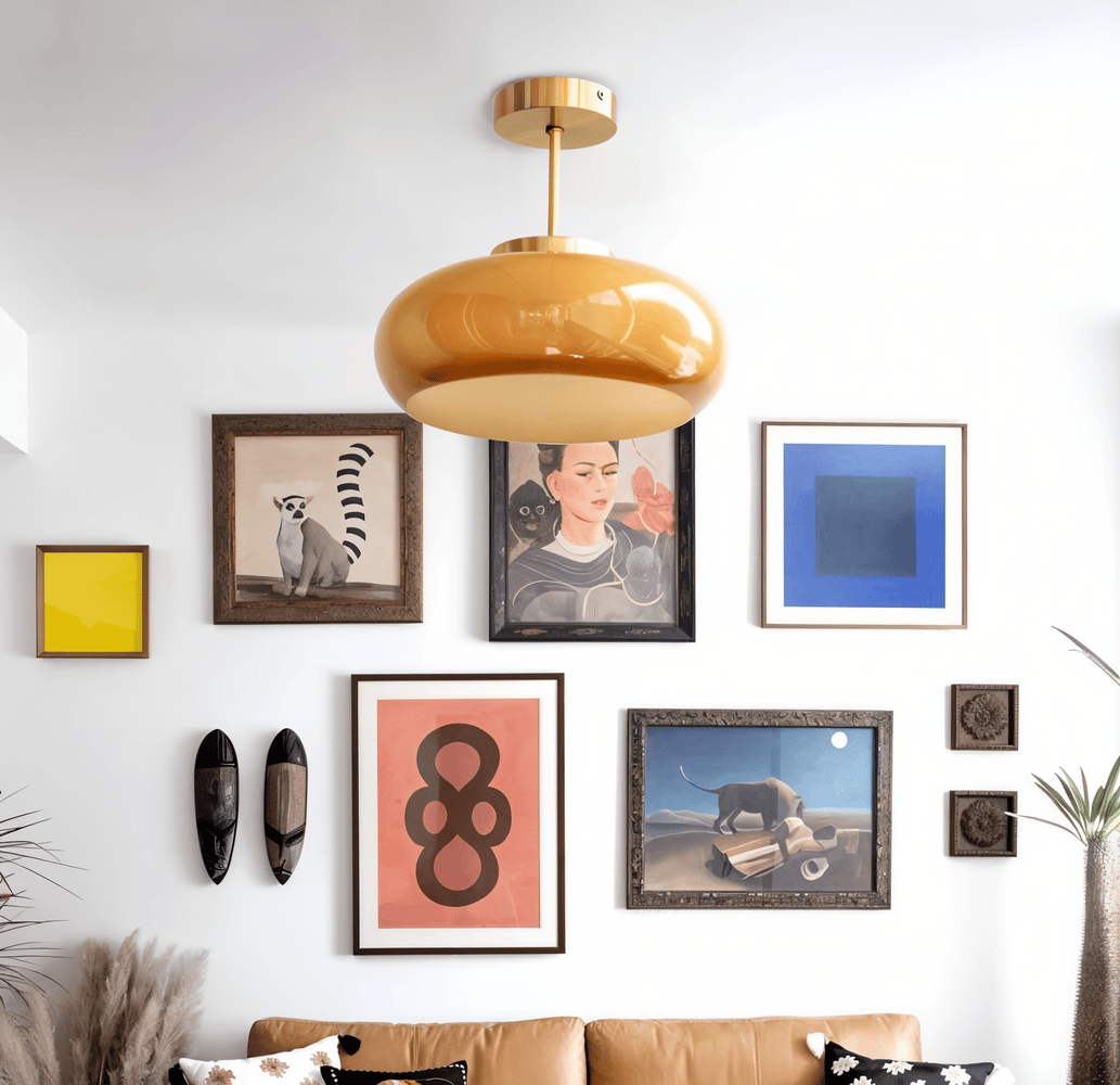 Retro Plafondlamp met Glazen Kap en Messing Afwerking voor een Warm Interieur