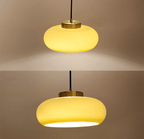 Retro Plafondlamp met Glazen Kap en Messing Afwerking voor een Warm Interieur