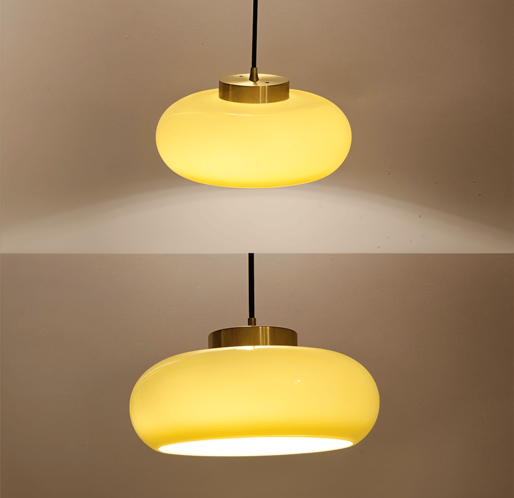 Retro Plafondlamp met Glazen Kap en Messing Afwerking voor een Warm Interieur