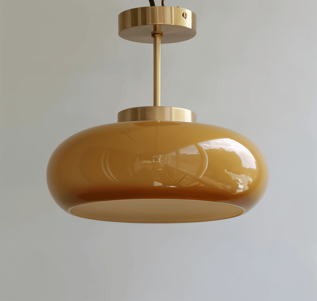 Retro Plafondlamp met Glazen Kap en Messing Afwerking voor een Warm Interieur