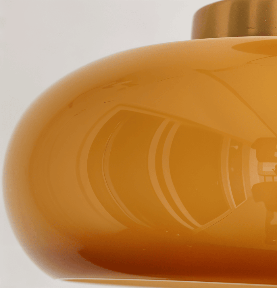 Retro Plafondlamp met Glazen Kap en Messing Afwerking voor een Warm Interieur