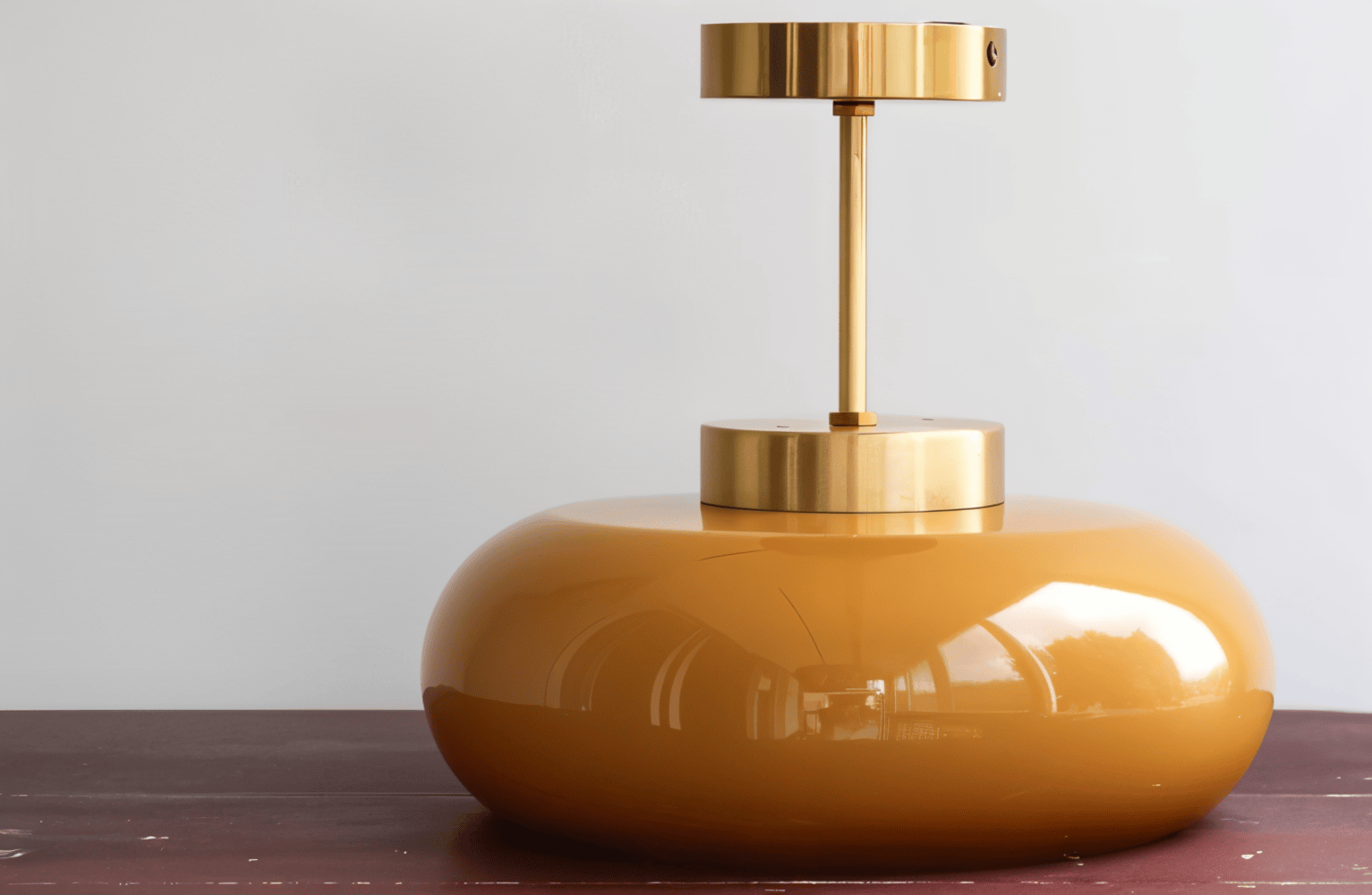 Retro Plafondlamp met Glazen Kap en Messing Afwerking voor een Warm Interieur