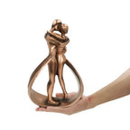 Sculptuur van Kunsthars met Omhelzend Paar als Woondecoratie