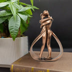 Sculptuur van Kunsthars met Omhelzend Paar als Woondecoratie