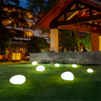 Solar Tuinlamp In Steenvorm Voor Sfeervolle Buitenverlichting