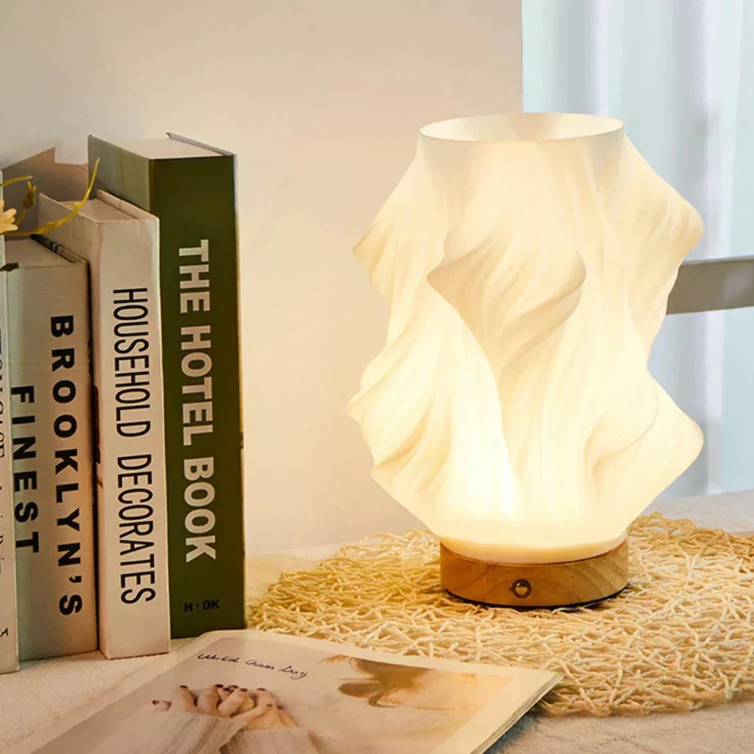 Golfvormige Tafellamp Met Sculpturale Vorm En Moderne Ledmodule