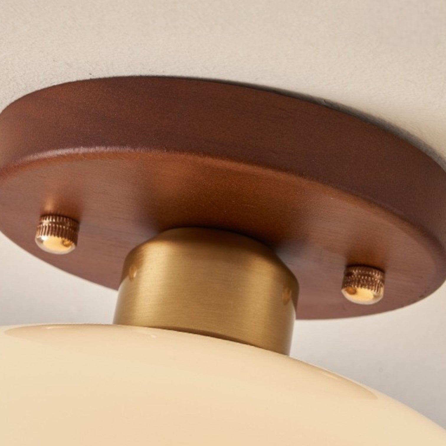 Plafondlamp met ronde glazen kap ontwerp