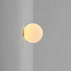 Wandlamp met Matglazen Bol en Zachte Lichtverdeling