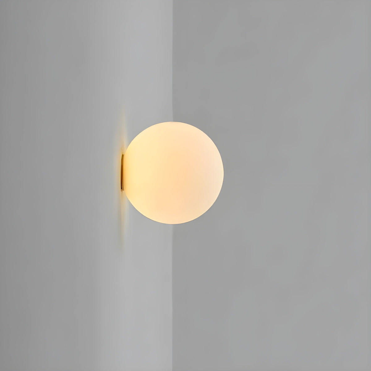 Wandlamp met Matglazen Bol en Zachte Lichtverdeling