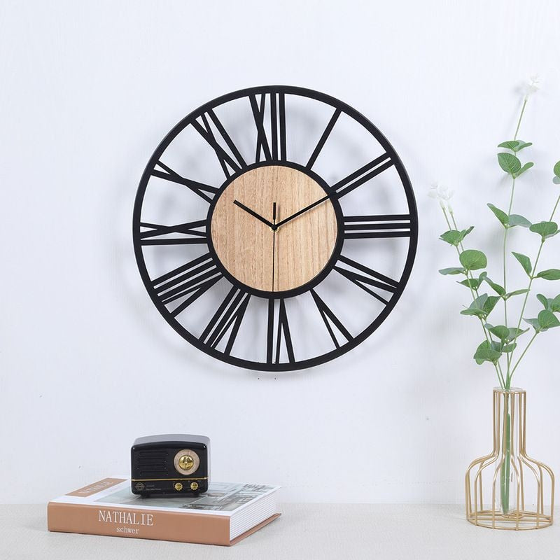 Wandklok met Scandinavisch Houtaccent en Stil Quartzmechanisme