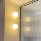 Wandlamp met Matglazen Bol en Zachte Lichtverdeling