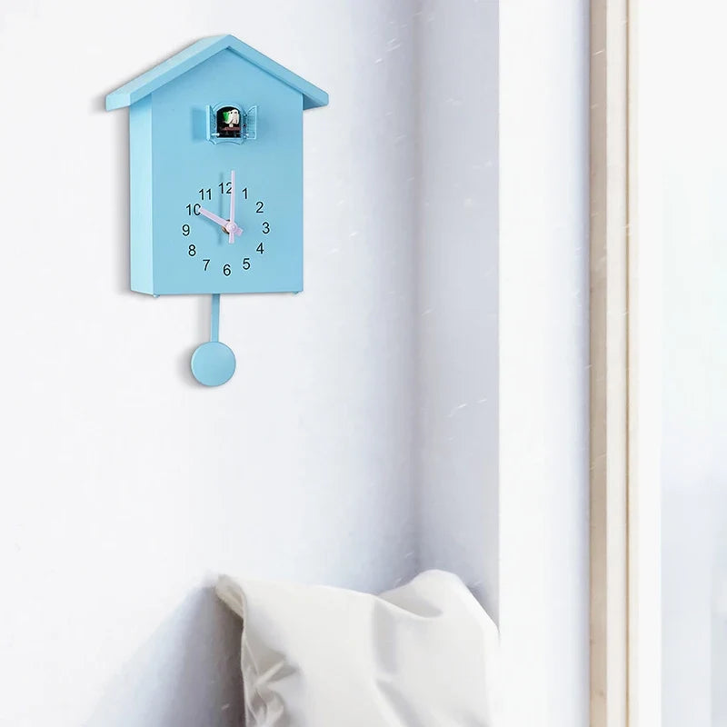 Moderne Koekoeksklok met Strak Ontwerp en Stil Mechanisme