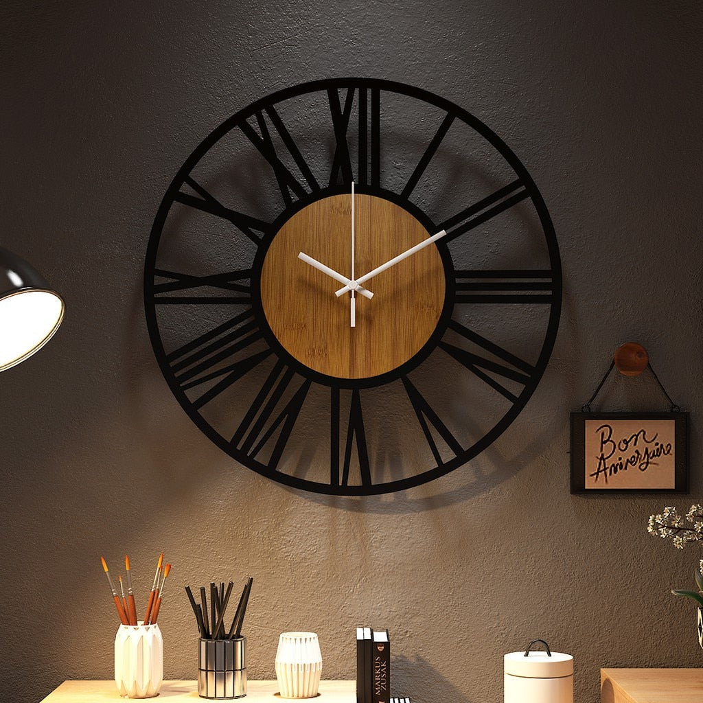 Wandklok met Scandinavisch Houtaccent en Stil Quartzmechanisme