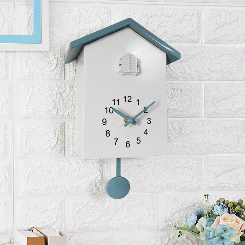 Moderne Koekoeksklok met Strak Ontwerp en Stil Mechanisme