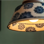 Handbeschilderde keramische hanglamp met koperen details