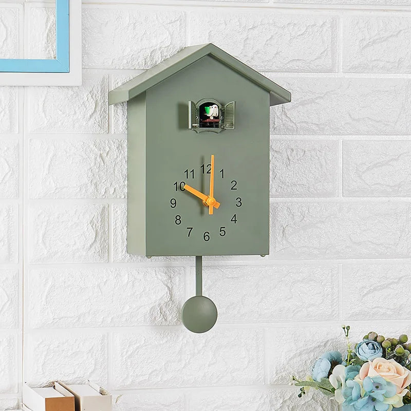 Moderne Koekoeksklok met Strak Ontwerp en Stil Mechanisme