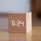 LED Wekker met Houten Frame en Compact Vierkant Ontwerp