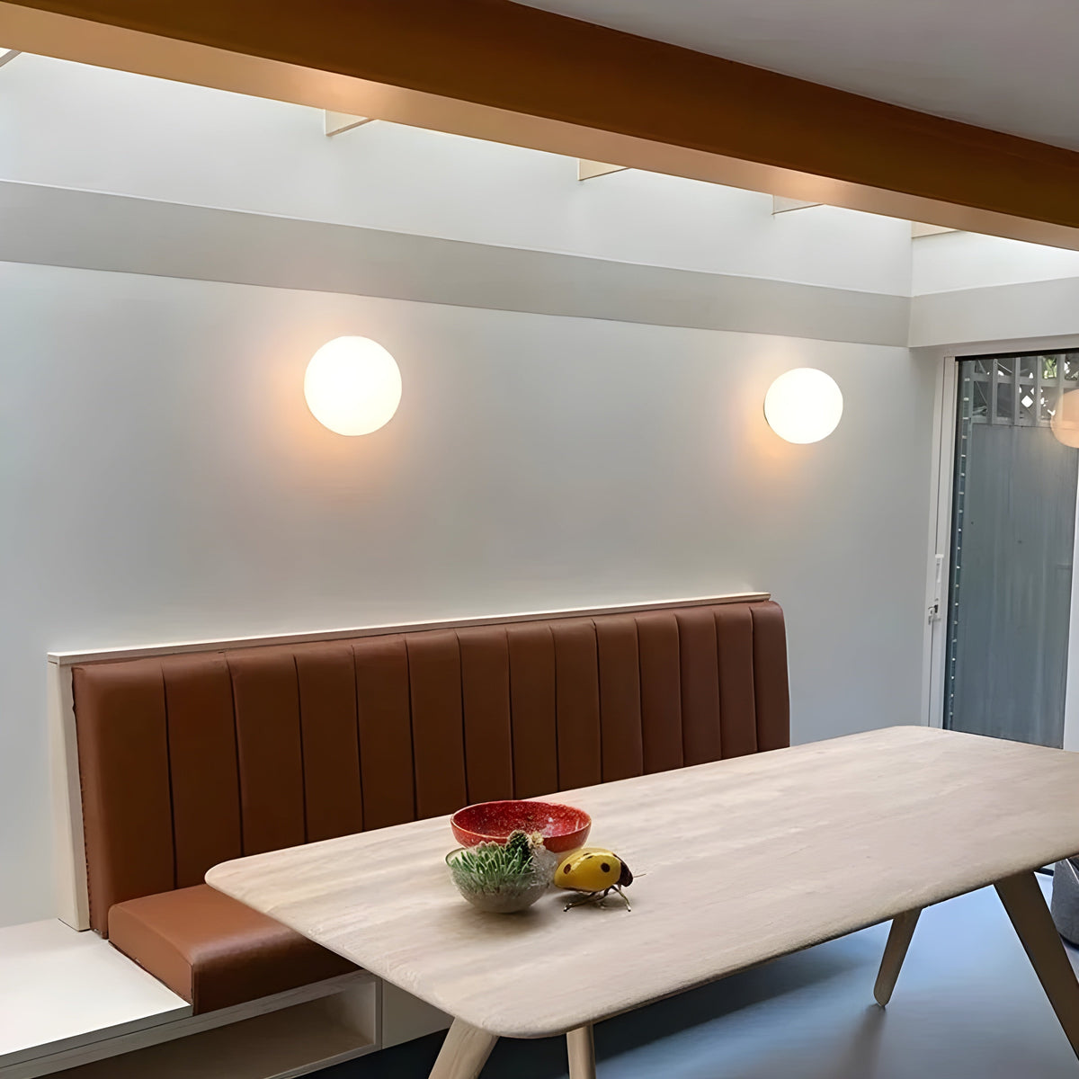 Wandlamp met Matglazen Bol en Zachte Lichtverdeling