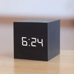 LED Wekker met Houten Frame en Compact Vierkant Ontwerp