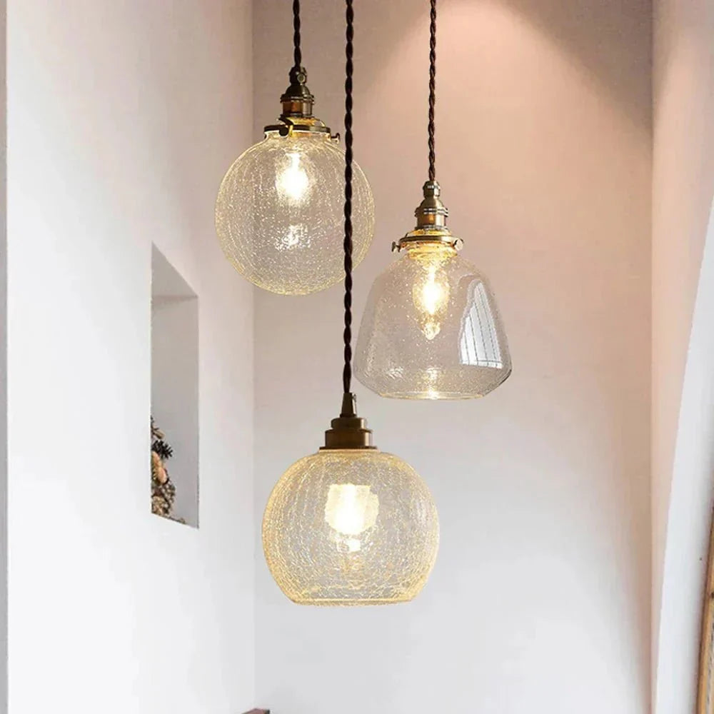 Vintage Hanglamp Met Gekraakt Glas En Warme Lichtuitstraling