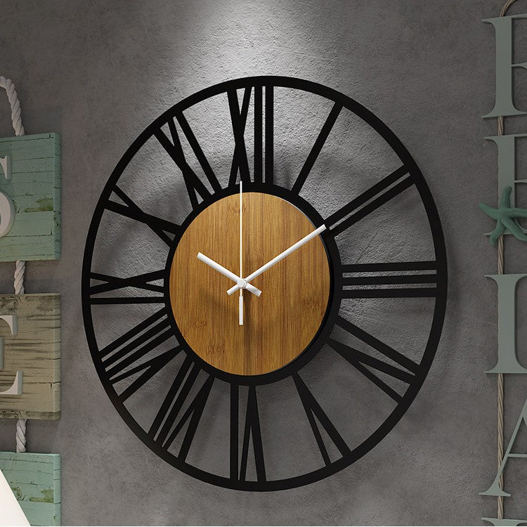 Wandklok met Scandinavisch Houtaccent en Stil Quartzmechanisme