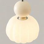 Speelse Hanglamp Met Decoratieve Lichtbol En Zachte Lichtverspreiding