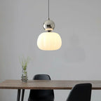 Speelse Hanglamp Met Decoratieve Lichtbol En Zachte Lichtverspreiding