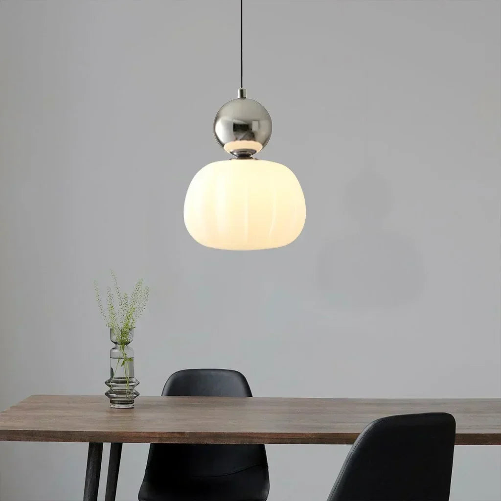 Speelse Hanglamp Met Decoratieve Lichtbol En Zachte Lichtverspreiding