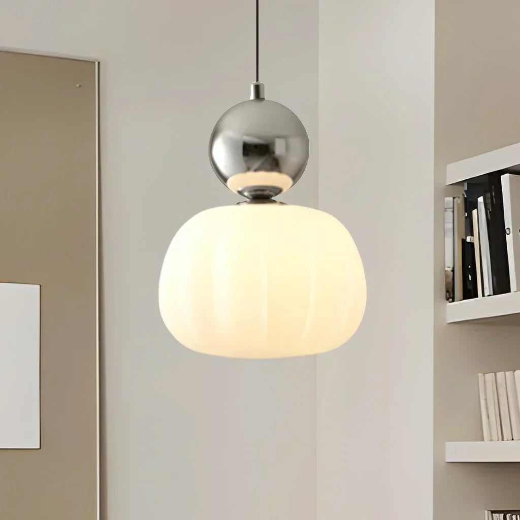 Speelse Hanglamp Met Decoratieve Lichtbol En Zachte Lichtverspreiding