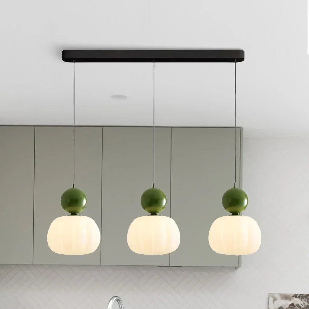 Speelse Hanglamp Met Decoratieve Lichtbol En Zachte Lichtverspreiding