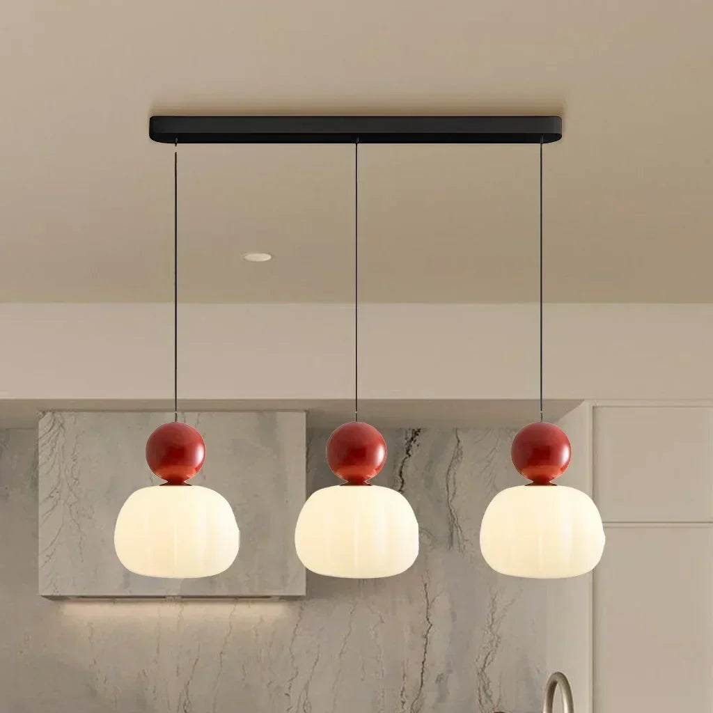 Speelse Hanglamp Met Decoratieve Lichtbol En Zachte Lichtverspreiding