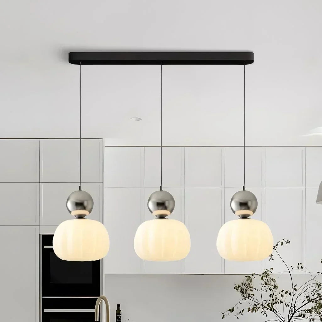 Speelse Hanglamp Met Decoratieve Lichtbol En Zachte Lichtverspreiding