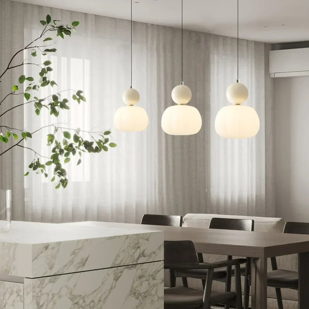 Speelse Hanglamp Met Decoratieve Lichtbol En Zachte Lichtverspreiding