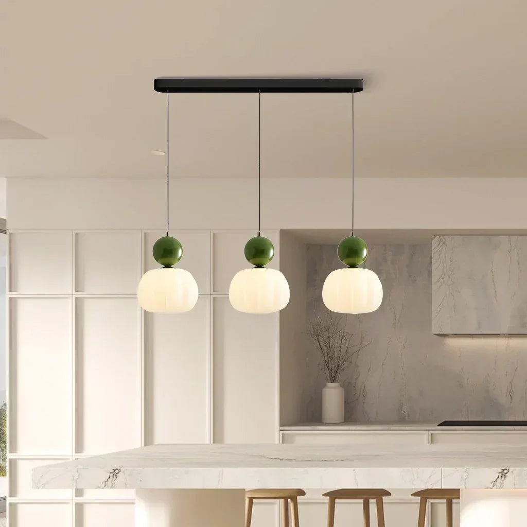 Speelse Hanglamp Met Decoratieve Lichtbol En Zachte Lichtverspreiding