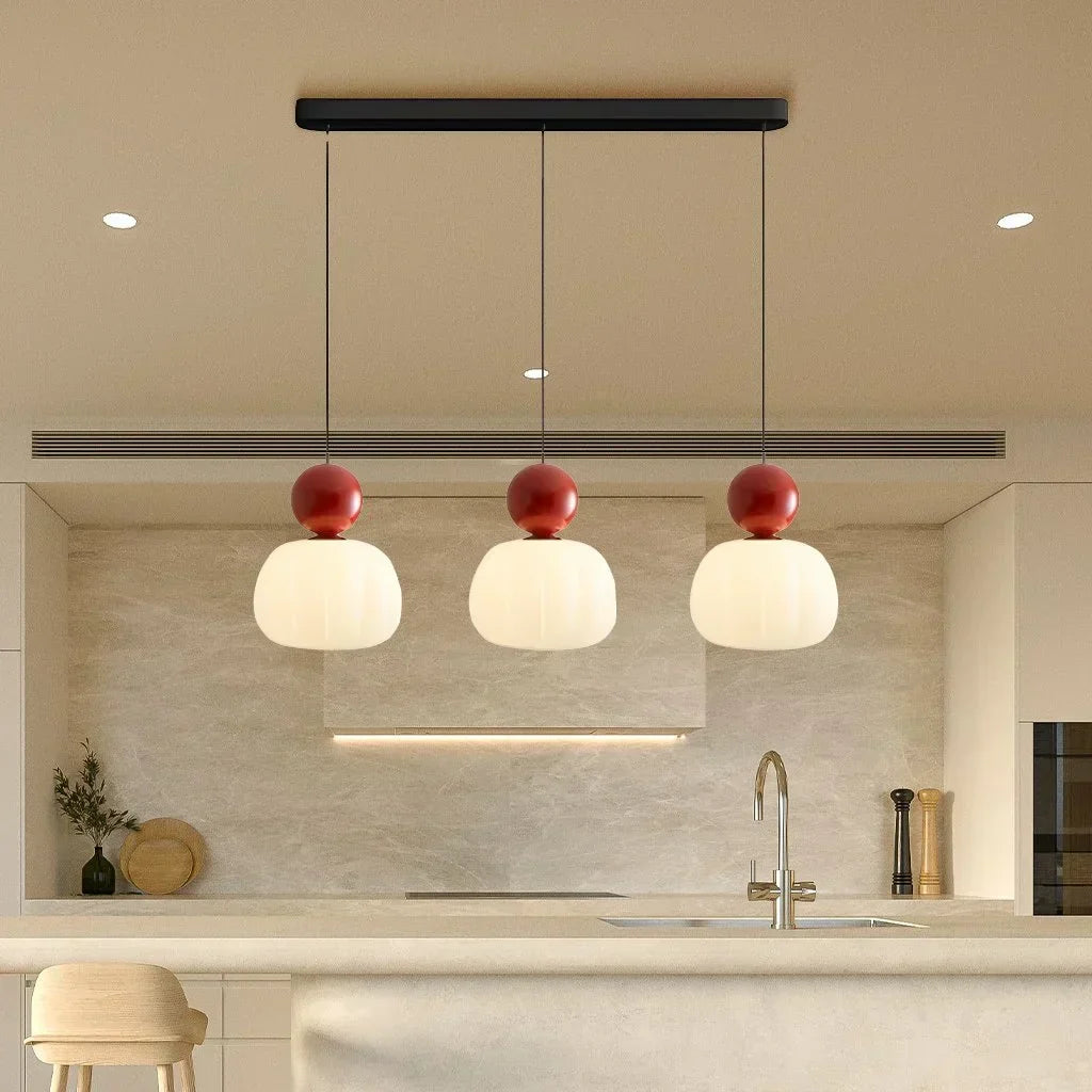 Speelse Hanglamp Met Decoratieve Lichtbol En Zachte Lichtverspreiding