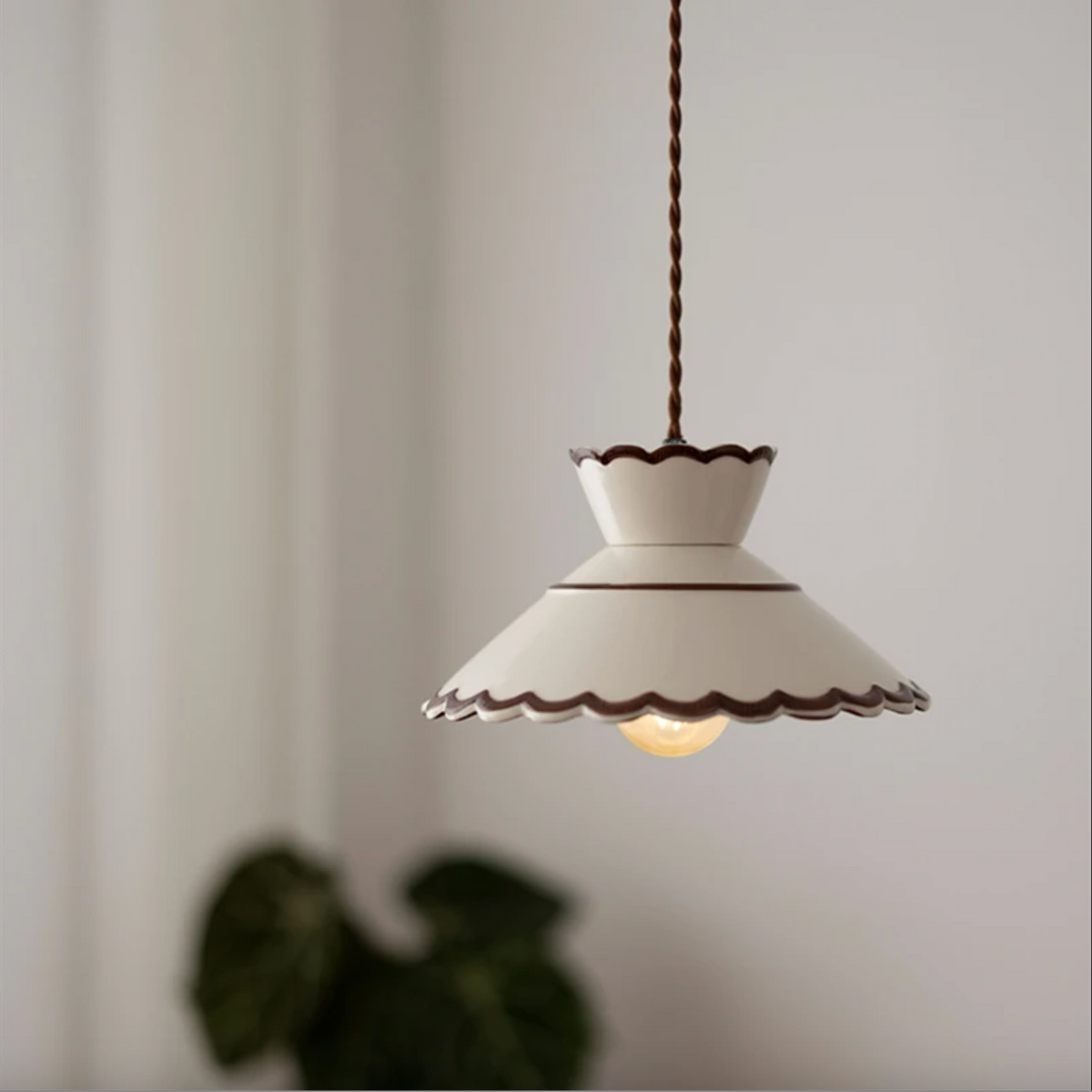 Handbeschilderde keramische hanglamp met koperen details