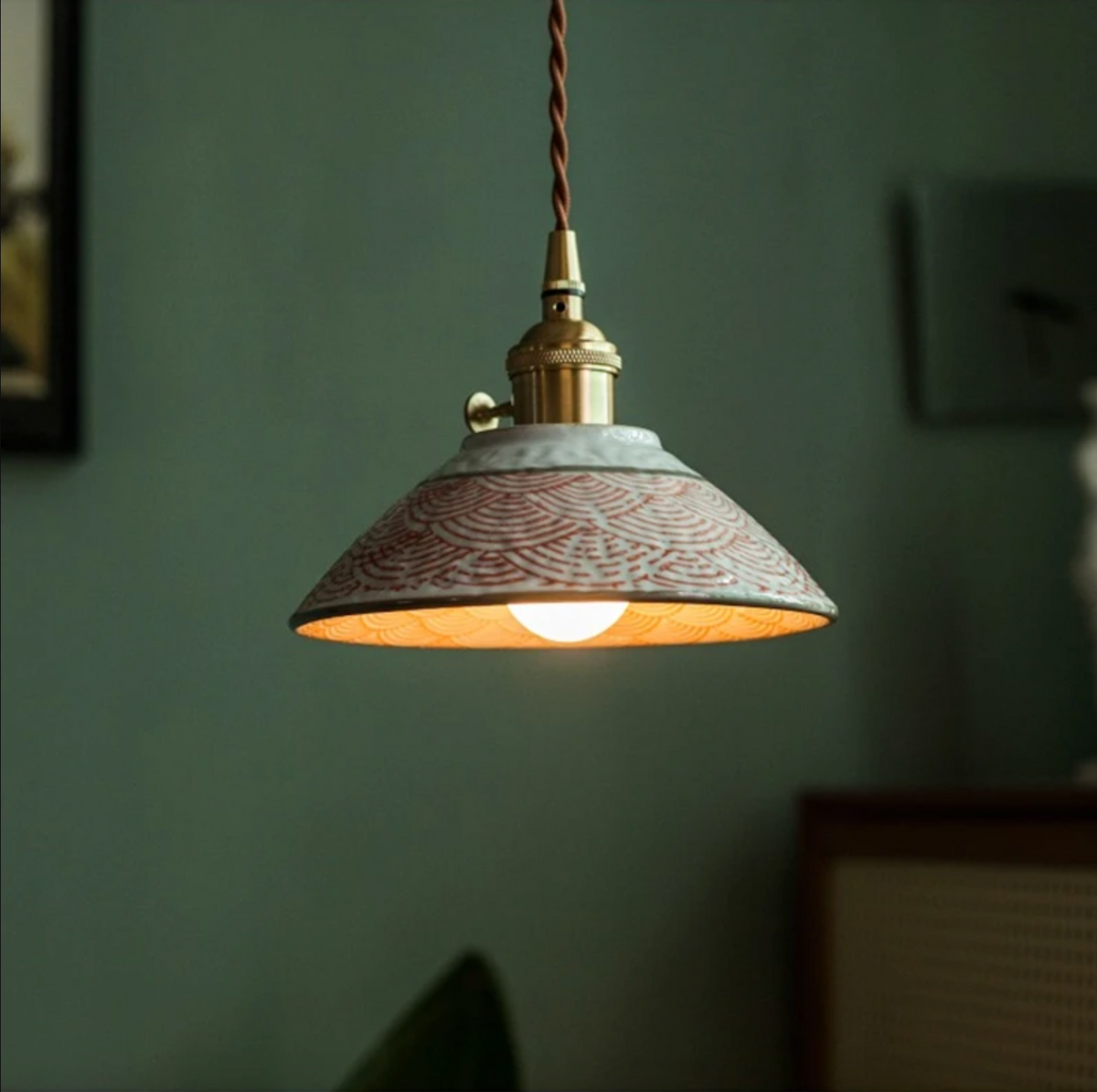 Handbeschilderde keramische hanglamp met koperen details