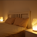 Golfvormige Tafellamp Met Sculpturale Vorm En Moderne Ledmodule