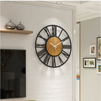 Wandklok met Scandinavisch Houtaccent en Stil Quartzmechanisme