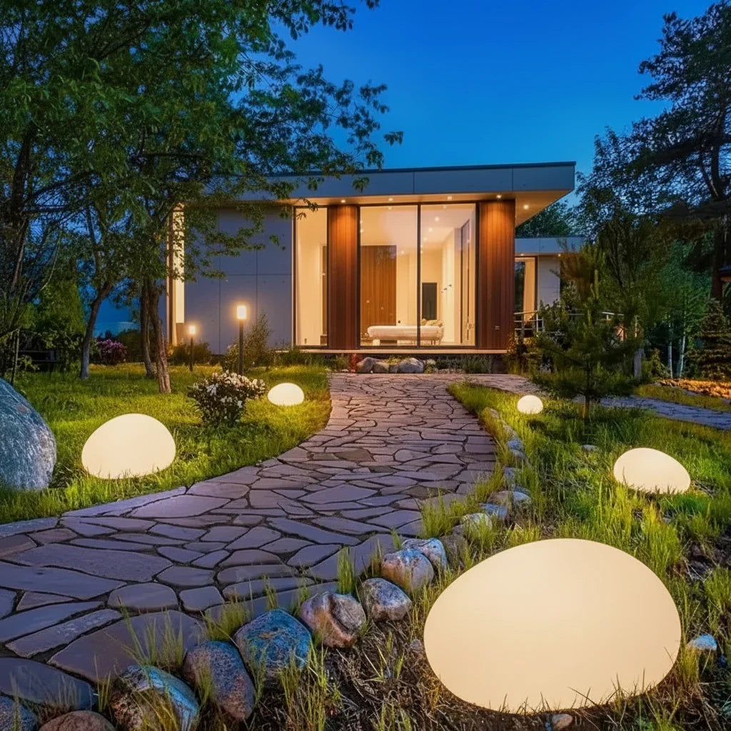 Steenlamp Op Zonne‑energie Met Warme Avondgloed Voor Natuurlijke Tuinsfeer
