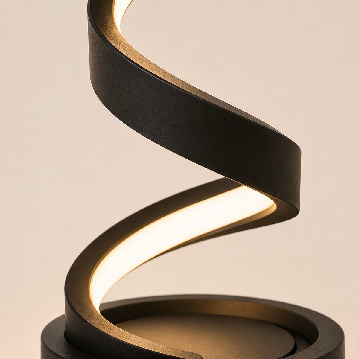 Tafellamp met Spiraalvormige Lichtlijn, Slank Silhouet en Dimbare LED‑curve