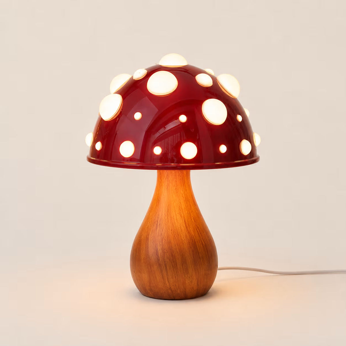 Tafellamp met Houtnerf Basis, Sculpturale Paddenstoelvorm en Zachte Dimbare Lichtverdeling