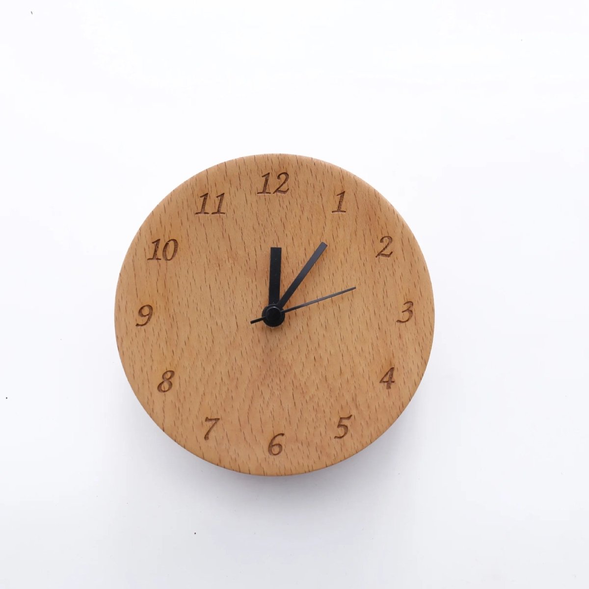 Houten Wekker met Stil Quartz‑Uurwerk voor Rustige Slaapruimtes