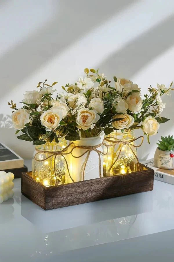 Decoratieve Lichtpot met Bloemarrangement en Gouden Gloed voor Rustige Sfeeraccenten