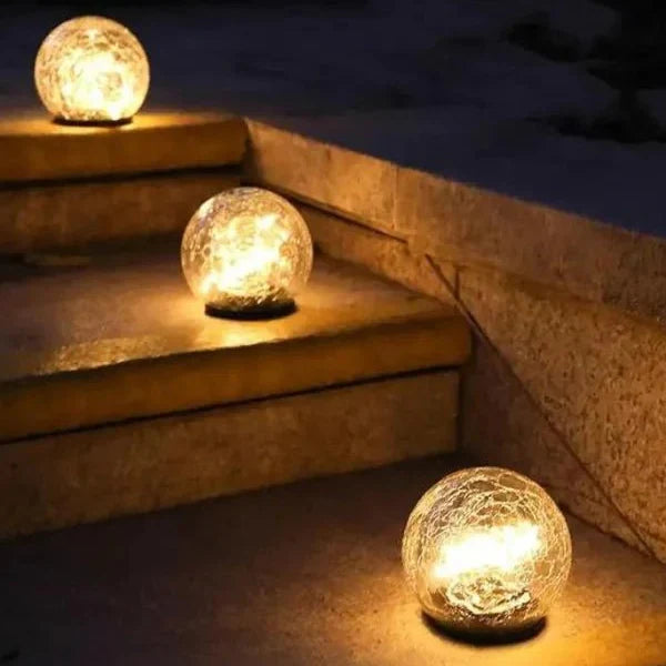 Solar Glasbol met Warm LED‑Licht en Gebarsten Glasstructuur