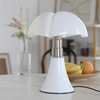 Elegante Tafellamp Met Bloemdesign Voor Sfeervolle Verlichting En Moderne Interieurs